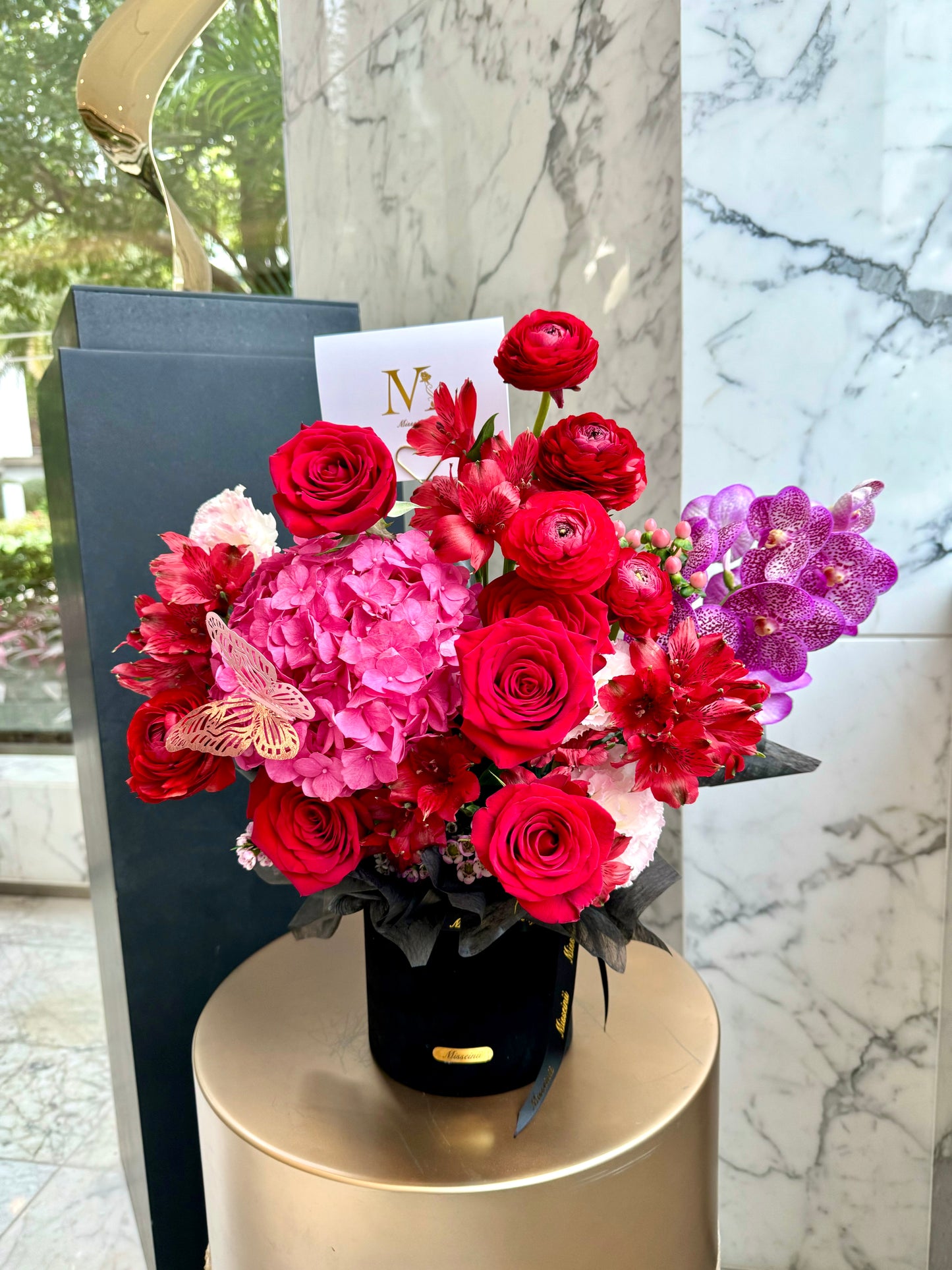 Queen - Red Rose and Ranunculus