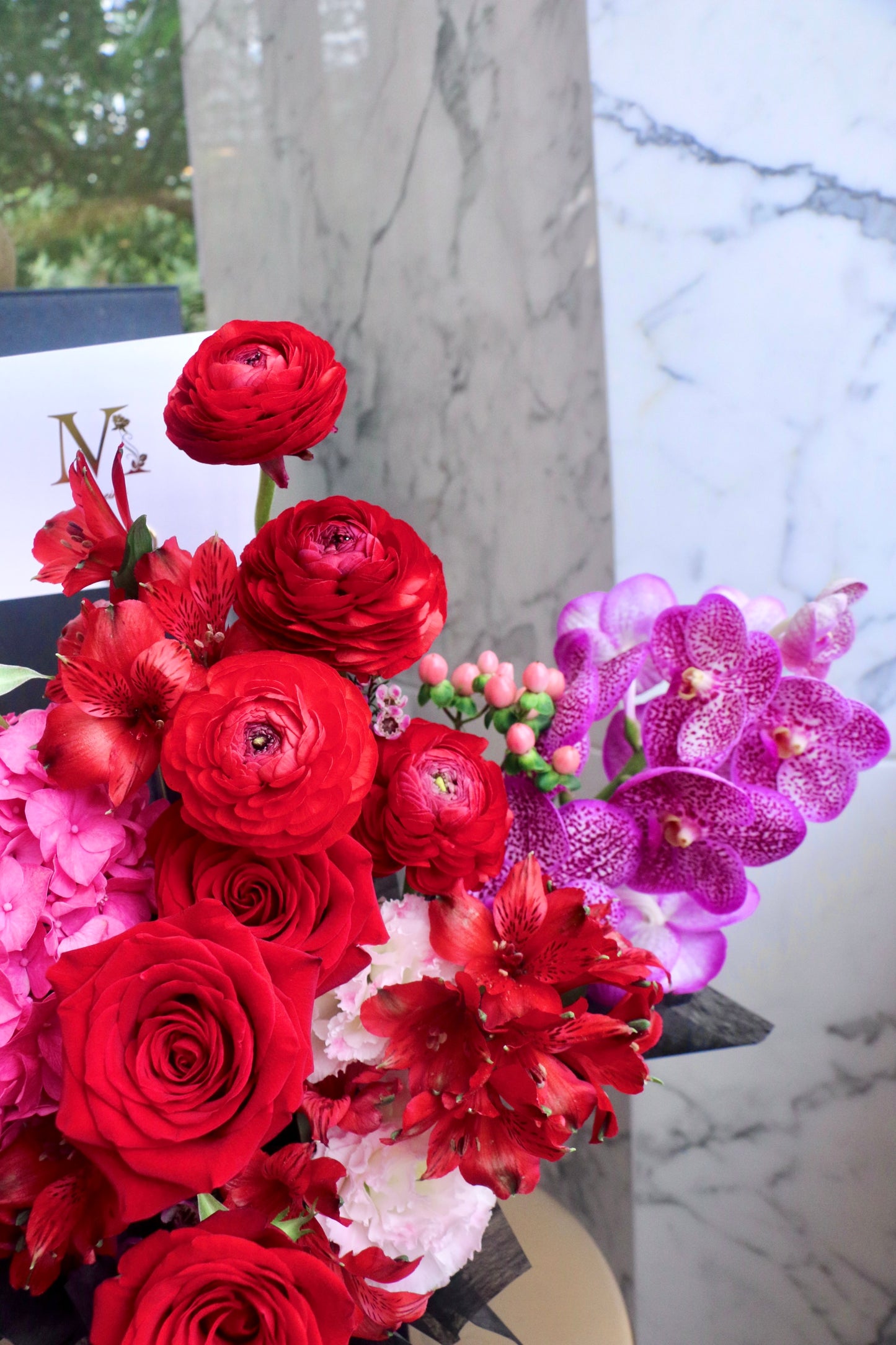 Queen - Red Rose and Ranunculus