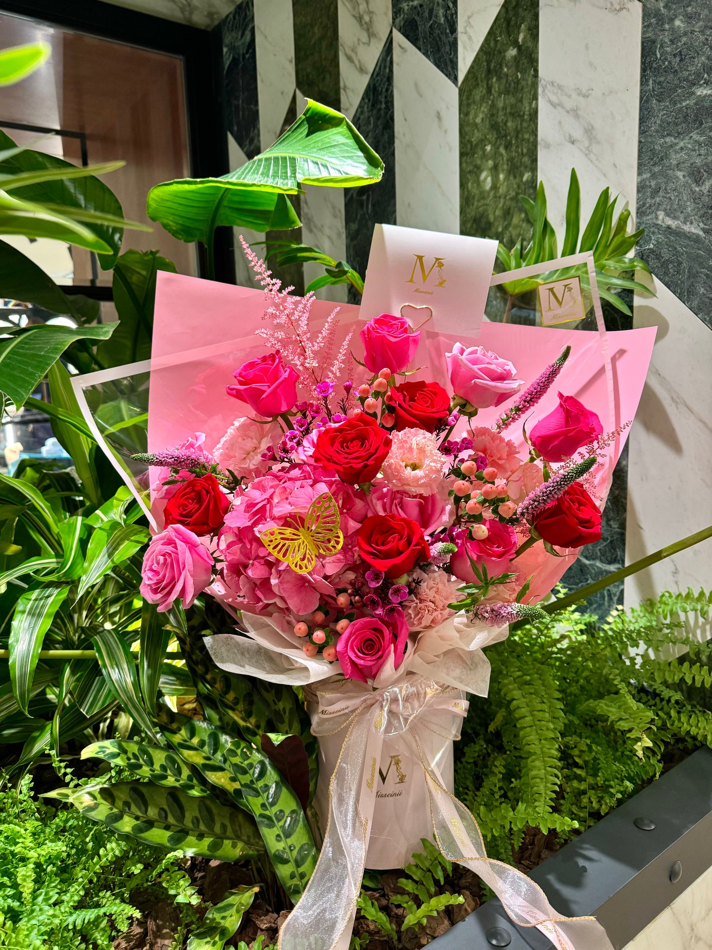 Grace - 15 Ecuadorian Roses in Red, Hot Pink & Light Pink