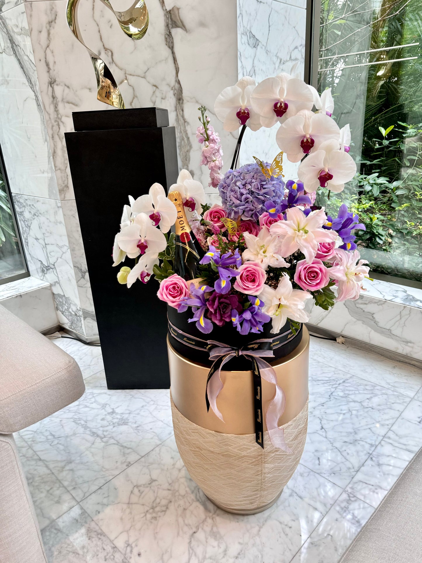 Iris - Deluxe Champagne & Flowers Gift Box